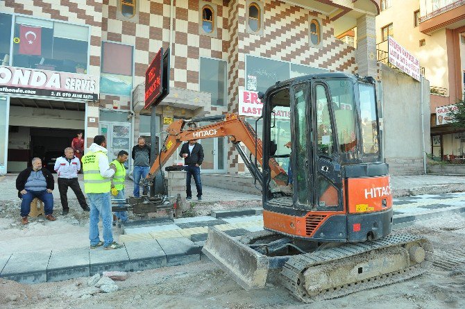 Dikmen Caddesi’nde Kaldırım Çalışmaları Sürüyor