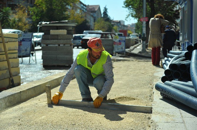 Dikmen Caddesi’nde Kaldırım Çalışmaları Sürüyor