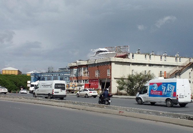 Balkondaki Lüks Tekne Görenleri Hayrete Düşürüyor