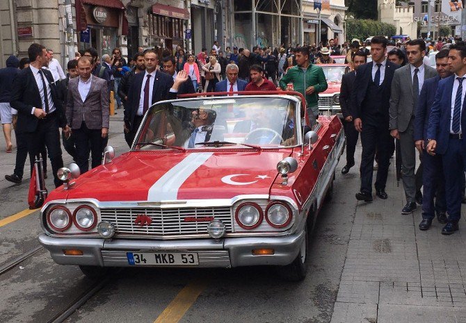 İstiklal Rengarenk Klasik Araçlarla Süslendi