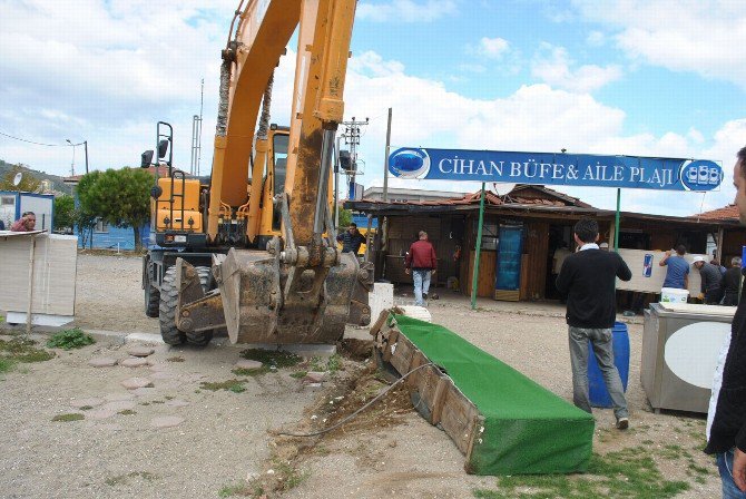 Mudanya Sahilindeki Kıyı Çizgisine Uygun Olmayan Kafe Ve Beachler Yıkıldı