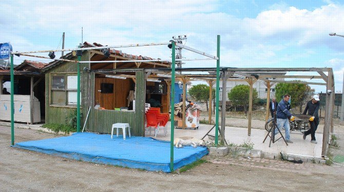 Mudanya Sahilindeki Kıyı Çizgisine Uygun Olmayan Kafe Ve Beachler Yıkıldı