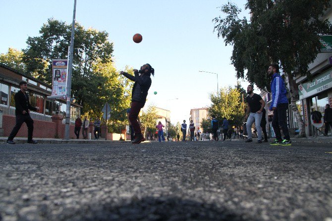 Sıcak Asfalt Üzerinde Futbol