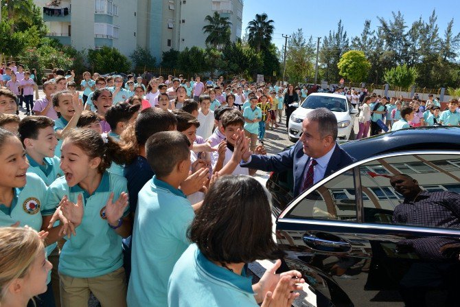 Başkan Böcek’ten İki Okula Birden Müjde