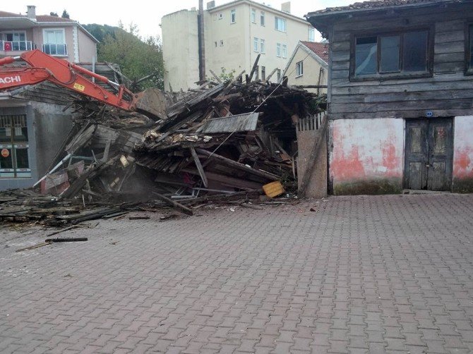 Ahşap Ev Belediye Ekiplerince Yıkıldı