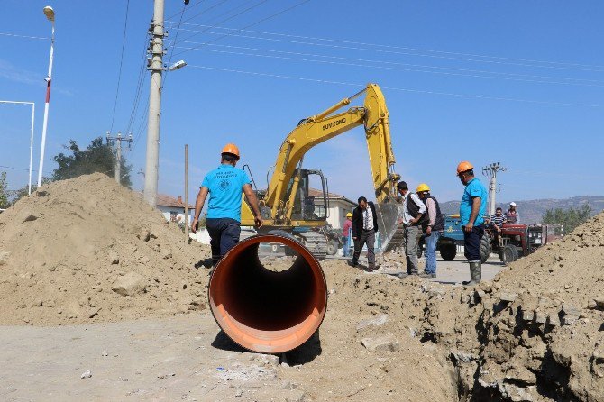 Maski Sarıgöl’de Yağmur Suyu Hattı Döşüyor