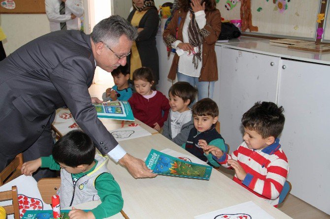 Yozgat Belediyesi Anaokulu Öğrencilerine Boyama Kitabı Dağıttı