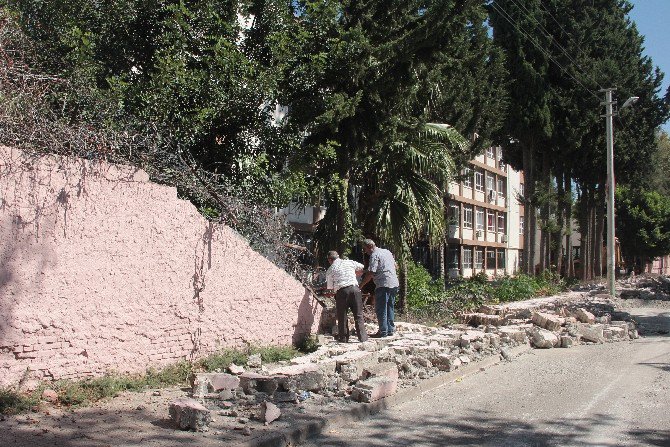 Lisenin İstinat Duvarı Yıkıldı