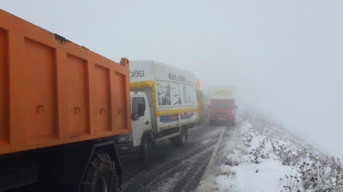 Ardahan - Ardanuç Karayolunda Kar Ve Tipi Dolayısıyla Araçlar Yolda Mahsur Kaldı