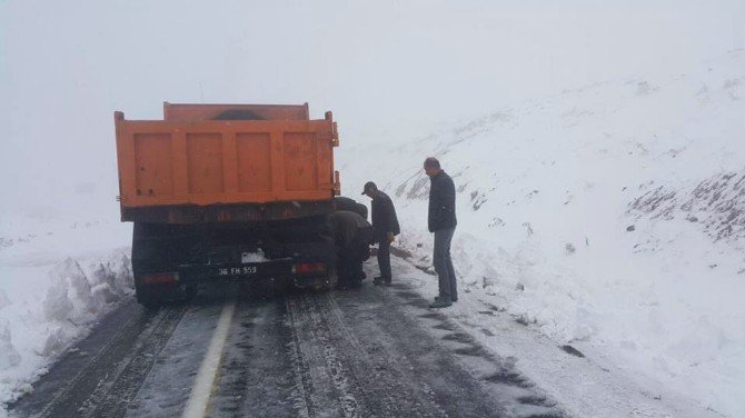 Ardahan - Ardanuç Karayolunda Kar Ve Tipi Dolayısıyla Araçlar Yolda Mahsur Kaldı