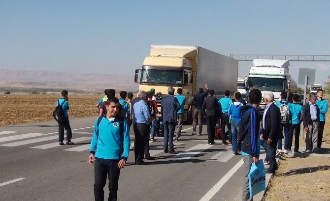 Öğrencilerden ‘Trafik Kazası’ Protestosu