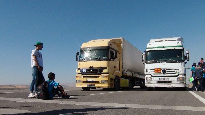 Öğrencilerden ‘Trafik Kazası’ Protestosu