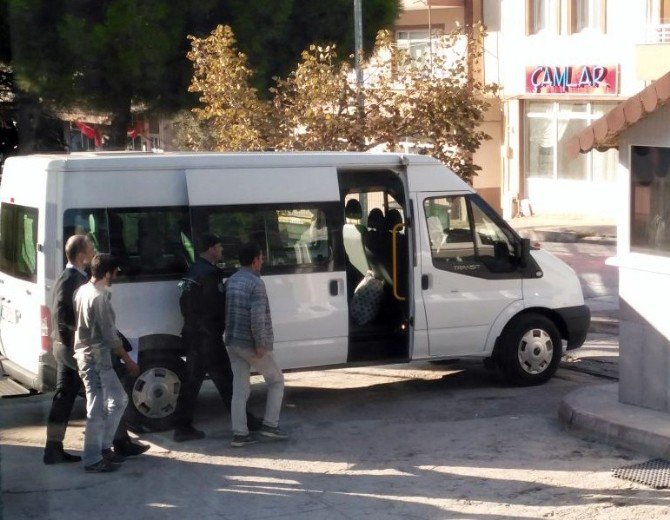 Çocuk Parkında Uyuşturucu Madde Kullanan 3 Kişi Tutuklandı