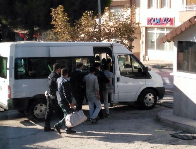 Çocuk Parkında Uyuşturucu Madde Kullanan 3 Kişi Tutuklandı