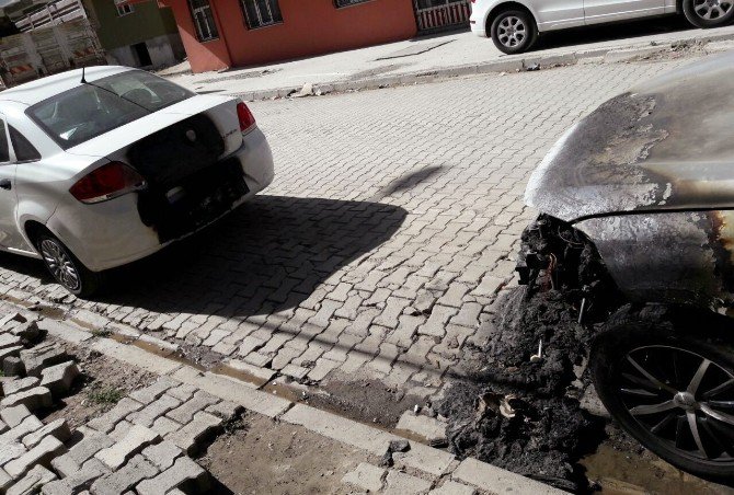 Tatvan’da Bir Araç Kundaklandı