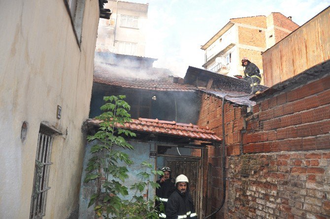 Kimsesiz Adamın Evi Cayır Cayır Yandı