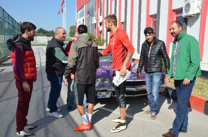 Maça Giremeyen Taraftarlar, Futbolculara Baklava İkram Etti