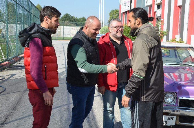 Maça Giremeyen Taraftarlar, Futbolculara Baklava İkram Etti