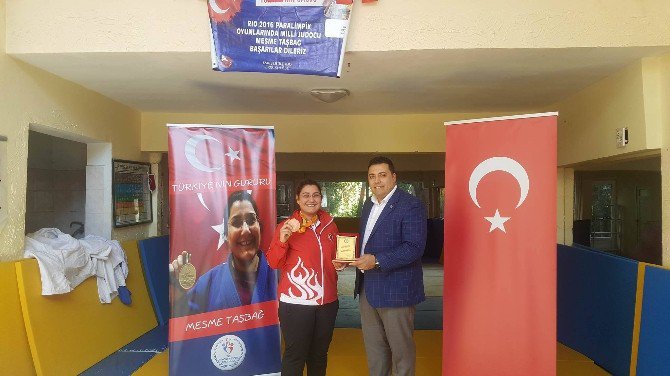 Sağlık-sen’den Mesme Taşbağ’a Plaket