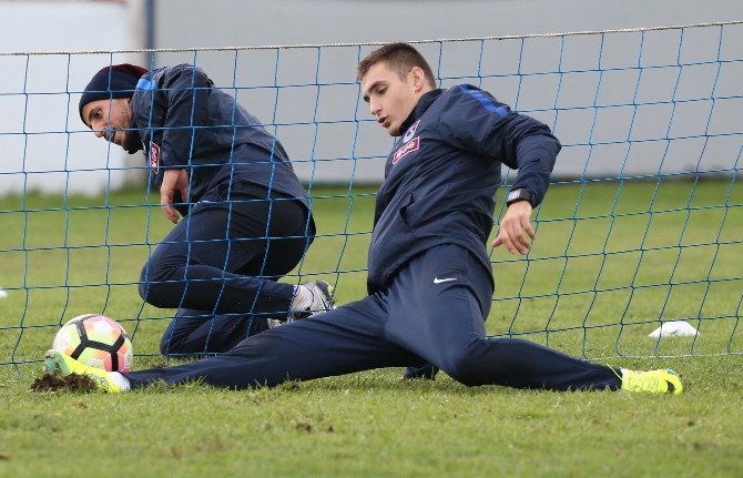 Trabzonspor Yağmur Altında Çalıştı