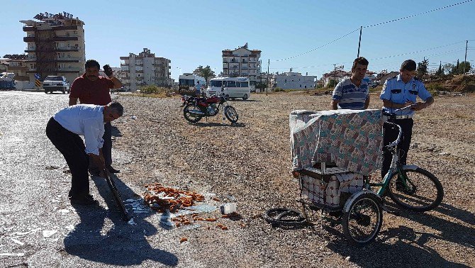 Motosiklet, Üç Tekerlekli Seyyar Tatlı Bisikletine Çarptı: 4 Yaralı