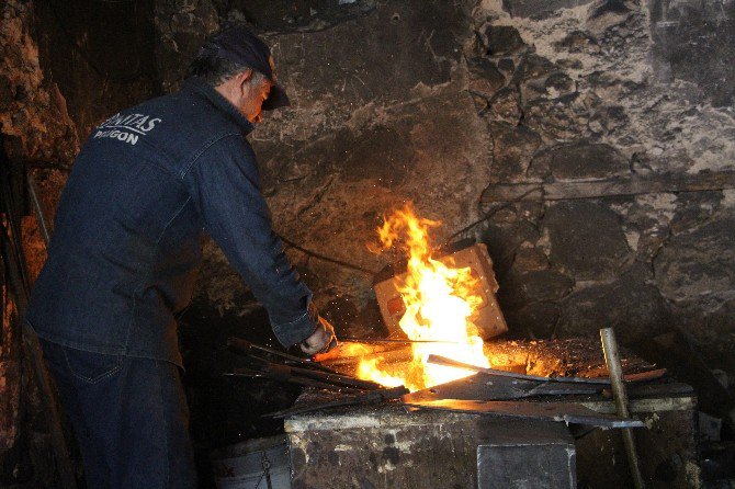 Mesleğinin Unutulmaması İçin Oğlunu Usta Yaptı