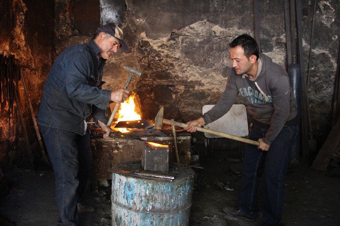 Mesleğinin Unutulmaması İçin Oğlunu Usta Yaptı