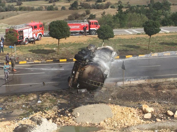 Alkol Yüklü Tanker Kaza Sonrası Alev Alev Yandı