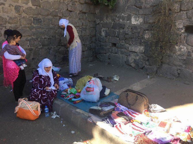 60 Yaşındaki Kadın Evde Yaptığı Ürünleri Satarak Ailesini Geçindiriyor