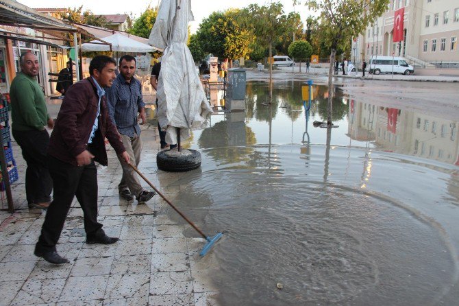 Gürpınar İlçe Merkezi Sular Altında Kaldı