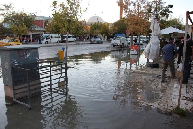 Gürpınar İlçe Merkezi Sular Altında Kaldı