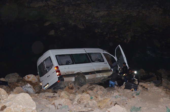 Yüksekova’da Tır İle Minibüs Çarpıştı: 4 Ölü, 11 Yaralı