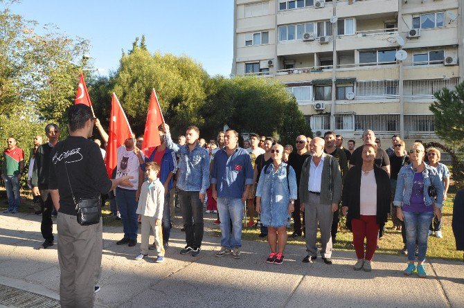 Okul Müdürüne Tepki İçin Veliler Okul Önünde ’Andımızı’ Okudu