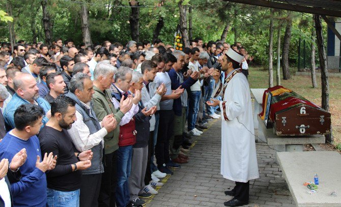 ’Yasak Aşk’ Kovalamacasında Otomobilin Çarptığı Genç, Son Yolculuğuna Uğurlandı