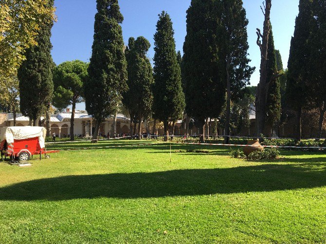 Topkapı Sarayı Bahçesinde Üç Metrelik Çukur