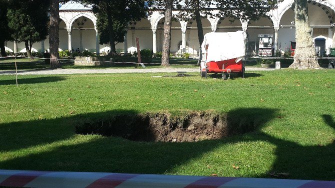 Topkapı Sarayı Bahçesinde Üç Metrelik Çukur