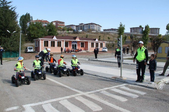 Yozgat’ta Öğrenciler Trafik Eğitim Parkında Hem Eğleniyor, Hem De Trafik Kurallarını Öğreniyor