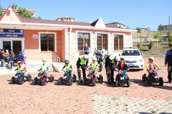 Yozgat’ta Öğrenciler Trafik Eğitim Parkında Hem Eğleniyor, Hem De Trafik Kurallarını Öğreniyor