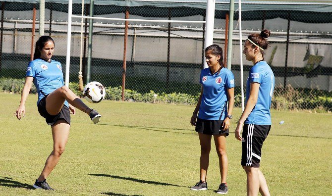 Döşemealtı Kadın Futbol Takımı’nın Yıldızları Görücüye Çıktı