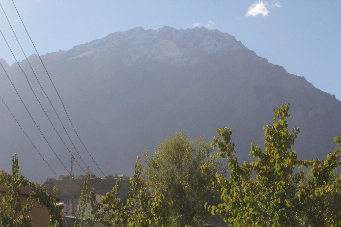 Hakkari’nin Yüksek Kesimlerine Yılın İlk Karı Yağdı