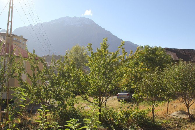 Hakkari’nin Yüksek Kesimlerine Yılın İlk Karı Yağdı