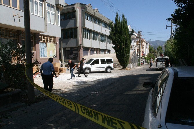 Boşanmak İsteyen Karısının Gözü Önünde Kendini Vurdu