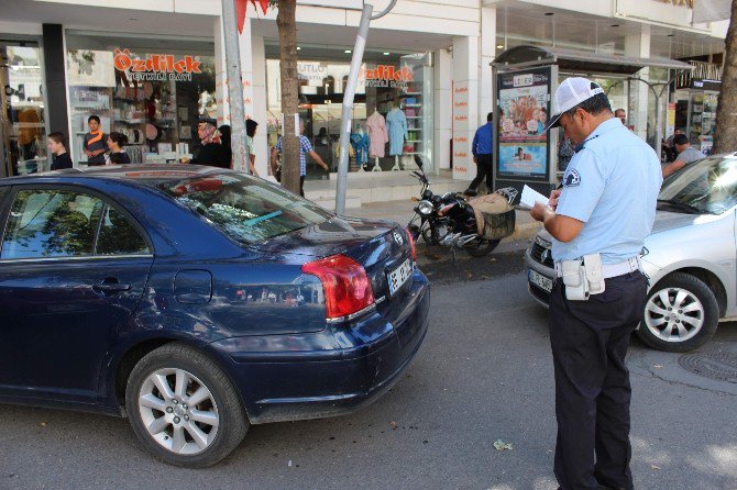 Trafik Polisleri Hatalı Araç Parklarına Göz Açtırmıyor