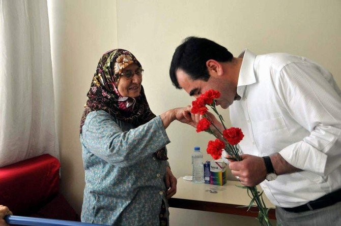 Mehmet Erdem Yaşlıları Unutmadı