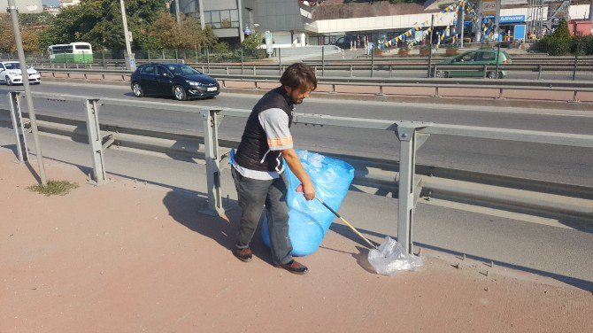 Yola Saçılan Poşetler İçin Temizlik Görevlileri Seferber Oldu