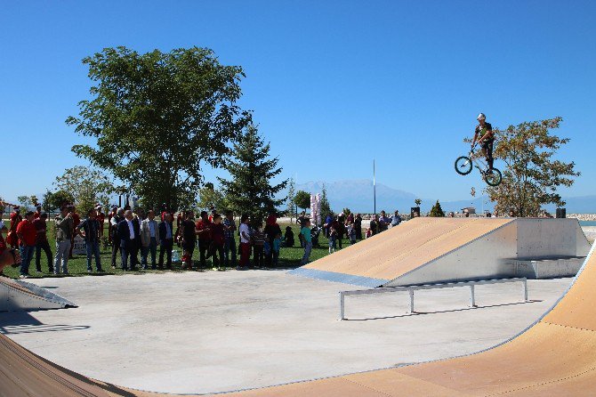 Beyşehir’de Skate Park, Akrobasi Gösterileriyle Tanıtıldı