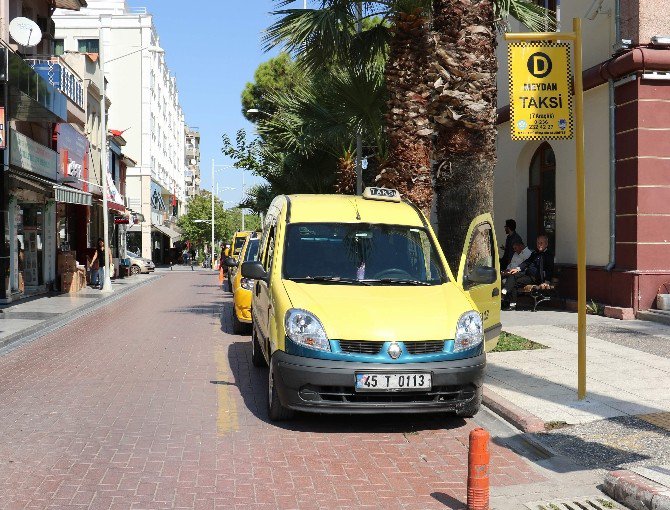 Büyükşehir, Taksi Duraklarının Levhalarını Yeniliyor