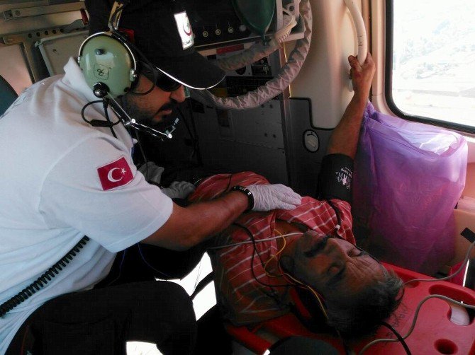 Hızarla Ayağını Kesti, Ambulans Helikopterle Hastaneye Kaldırıldı