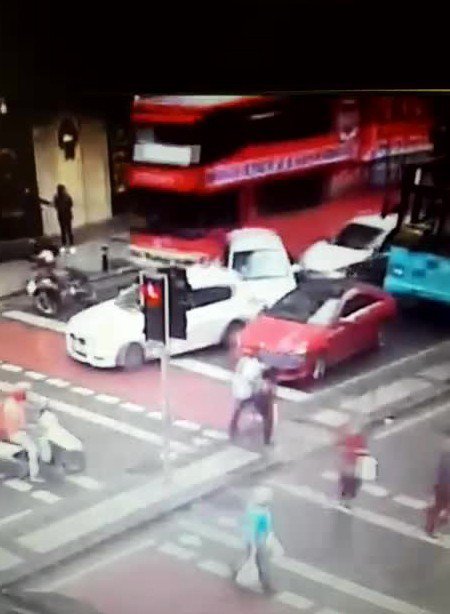 Şişli’de Şoförü Fenalaşan Halk Otobüsü Araçları Biçti