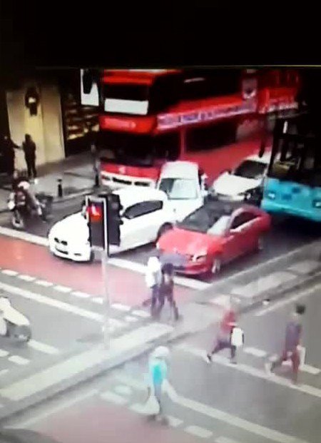 Şişli’de Şoförü Fenalaşan Halk Otobüsü Araçları Biçti